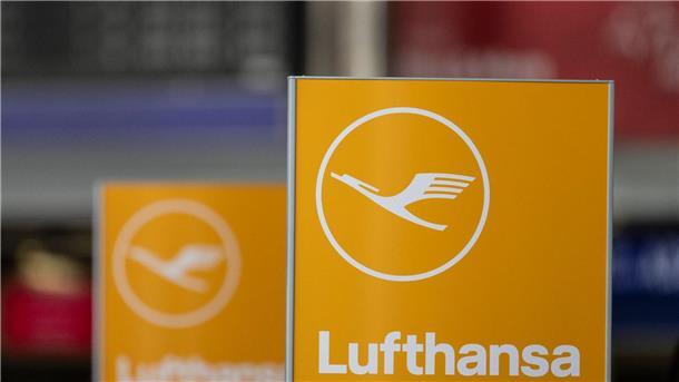 Innerdeutsche Flüge stark gebucht: Lufthansa stockt auf Das Logo der Lufthansa ist auf einem Schild im Terminal 1 des Flughafens zu sehen.