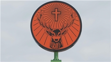 Das Logo der Mast-Jägermeister SE steht auf einem Werksgebäude.