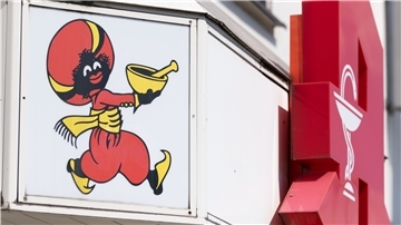 Das Logo der Mohren-Apotheke ist über der Eingangstür in Wolfsburg zu sehen.
