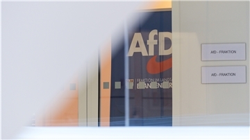 Das Logo der Partei Alternative für Deutschland (AfD) ist am Eingang zur Landtags-Fraktion angebracht.