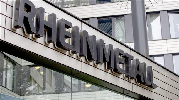 Das Logo der Rheinmetall AG ist vor der Zentrale zu sehen.