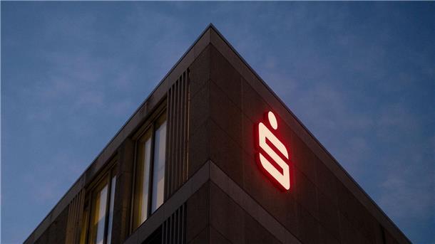 Sparkassen sehen auch teilweises Provisionsverbot als Gefahr Das Logo der Sparkasse ist an der Fassade eines Gebäudes zu sehen.