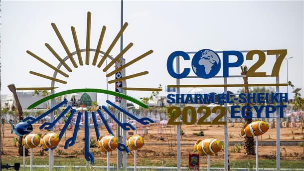 Hartes Ringen auf Weltklimagipfel COP27 Das Logo der UN-Klimakonferenz vor dem offiziellen Gelände für Protestaktionen.