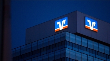 Das große Filialsterben der Banken Das Logo der Volksbank ist auf einem Gebäude sehen.