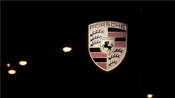 Porsche-Chef für E-Fuels: Sinnvoll beim Klimaschutz Das Logo des Autobauers Porsche im Porsche-Zentrum Stuttgart.
