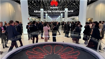 Das Logo des chinesischen Technologiekonzerns Huawei ist am Eingang seines Messestandes beim Mobile World Congress (MWC) zu sehen.