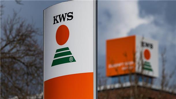 Das Logo des Pflanzenzüchtungs- und Biotechnologie-Unternehmen KWS Saat SE ist am Firmensitz zu sehen.