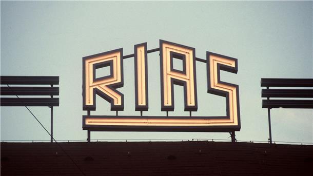 Der Erfinder der Denkmaschine ist tot Das Logo des RIAS Berlin auf dem Dach des Rundfunkhauses im Stadtteil Schöneberg.