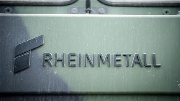 Das Logo des Rüstungskonzerns Rheinmetall ist an einem Fahrzeug der Bundeswehr bei der Nato-Übung Quadriga 2024 zu sehen.