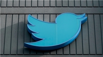 Das Logo des sozialen Netzwerks Twitter an einem Gebäude der Firmenzentrale in San Francisco.