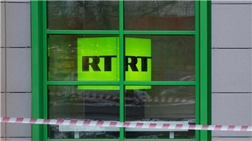 Das Logo des staatlichen russischen TV-Senders „Russia Today“ (RT) ist im Fenster eines Büros in Moskau zu sehen.