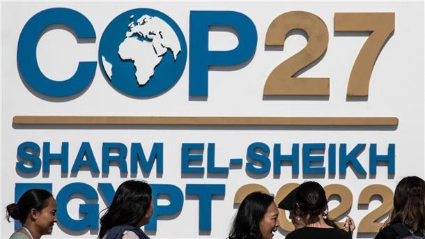 Empörung über Coca-Cola als Sponsor der Klimakonferenz Das Logo des UN-Klimagipfels COP27 im International Convention Center im Badeort Scharm el Scheich.