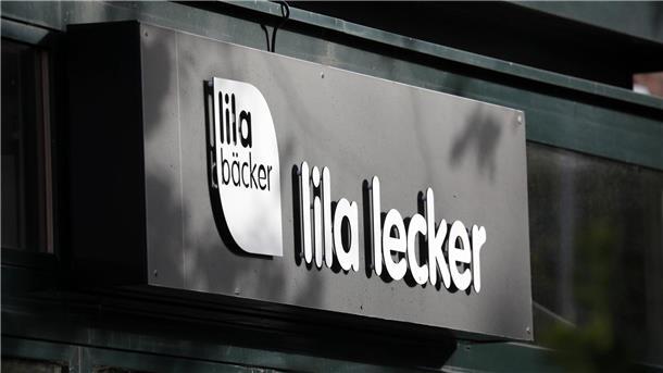 Rund 500 Entlassungen bei Lila Bäcker Das Logo des Unternehmens Lila Bäcker an einer Filiale in Warnemünde.