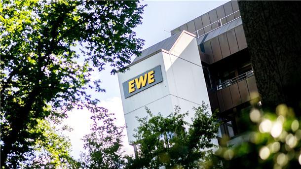 EWE erhöht Strom- und Gaspreise Das Logo des Unternehmens prangt an der Hauptverwaltung in Oldenburg.