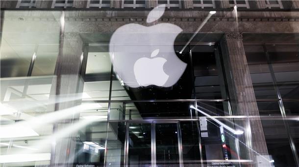 EU-Kommission warnt Apple vor Einschränkungen bei Ladekabeln Das Logo des US-amerikanischen Technologieunternehmens Apple ist am Apple Store Jungfernstieg in der Innenstadt in Hamburg zu sehen.