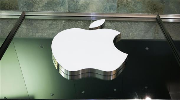 Das Logo des US-amerikanischen Technologieunternehmens Apple ist in am Apple Store Jungfernstieg in der Innenstadt von Hamburg zu sehen.