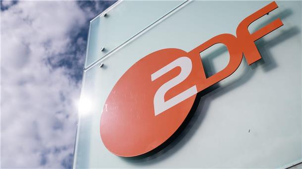 ZDF wird 60: Retro-Shows und die Programmansage kehrt zurück Das Logo des ZDF am Sendezentrum des Zweiten Deutschen Fernsehens in Mainz.