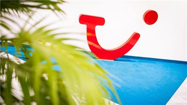 Reisen: Tui entwickelt in Portugal Künstliche Intelligenz Das Logo vom Reisekonzern Tui ist in der Konzernzentrale in Hannover zu sehen.