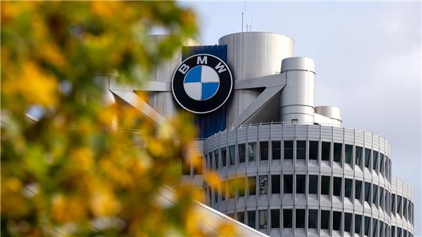 Gewinnsprung: BMW zeigt sich optimistisch Das Logo von BMW an der Firmenzentrale in München: Der Automobilhersteller präsentierte am Donnerstag seine Zahlen für das dritte Quartal.