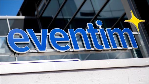 Das Logo von CTS Eventim hängt über einen Ticketschalter an der ÖVB-Arena in Bremen.