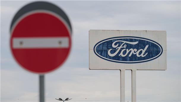 Ford bekommt Freigabe für teilautonomes Fahren Das Logo von Ford auf dem Parkplatz des Werks Saarlouis.