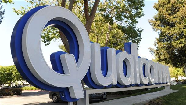Smartphone-Schwäche bremst Chipkonzern Qualcomm Das Logo von Qualcomm ist vor einem Standort des Chipkonzerns zu sehen.