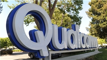 Das Logo von Qualcomm ist vor einem Standort des Chipkonzerns zu sehen.