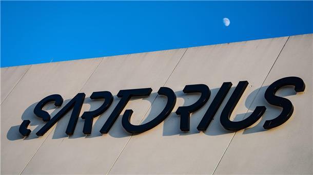 Das Logo von Sartorius ist auf einem Gebäude am Firmensitz zu sehen.
