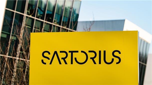 Laborausrüster Sartorius dampft seine Jahresziele ein Das Logo von Sartorius ist auf einer Stele am Firmensitz in Göttingen zu sehen.