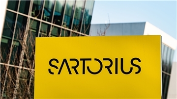 Das Logo von Sartorius ist auf einer Stele am Firmensitz zu sehen.