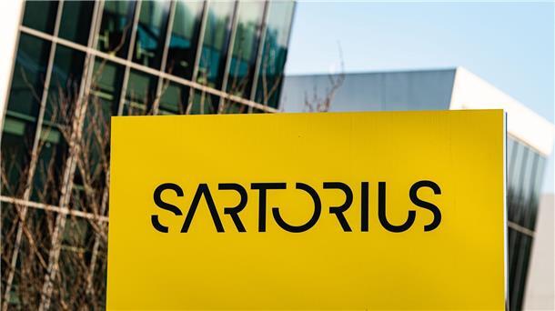 Das Logo von Sartorius ist auf einer Stele am Firmensitz zu sehen.