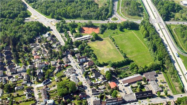  Das Luftbild zeigt die Carsten-Lücken-Straße, auf dem aufgegebenen Sportplatz sollen Gewerbeflächen entstehen.