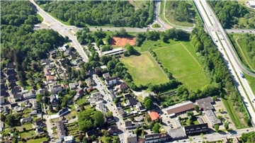  Das Luftbild zeigt die Carsten-Lücken-Straße, auf dem aufgegebenen Sportplatz sollen Gewerbeflächen entstehen.