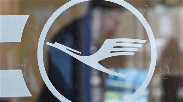 Lufthansa streicht Sommerprogramm zusammen Das Lufthansa Logo an einem Büro im Terminal 1 am Frankfurter Flughafen.