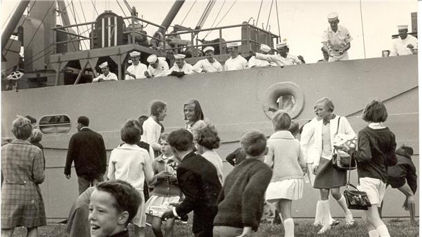 Das macht beiden Seiten Spaß: Kinder und Erwachsene empfangen ein Schiff.