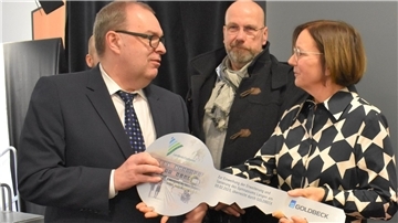 Das macht natürlich Spaß: Landrat Thorsten Krüger übergibt Isabella Grüninger, Leiterin des Gymnasiums Langen, den symbolischen Schlüssel für das neue Gebäude. Der Kreis hat das Gymnasium für 29 Millionen Euro erweitert. 
