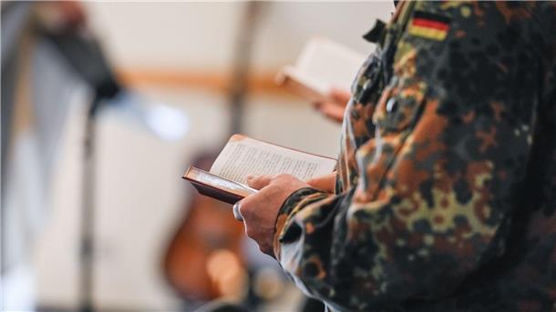 Das Männerfrühstück wird von einer engagierten Gruppe aus der Auferstehungsgemeinde organisiert und erörtert beim nächsten Treffen das Thema Militärseelsorge. 