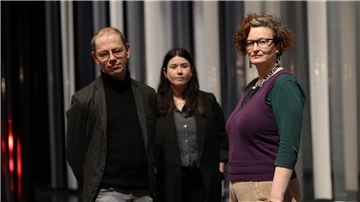 Das Märchen-Team, Regisseur Marco Süß (links), Indra Nauck und die JUB-Leiterin Bianca Sue Henne (rechts), möchte erreichen, dass die kleinen und großen Zuschauer über die Bösen auch mal lachen können.