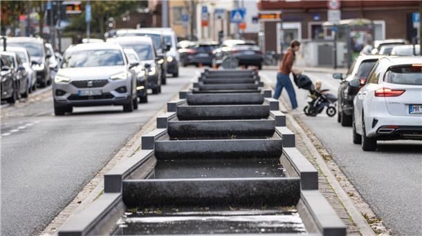 Steuergeld-Verschwendung: Mit dem Taxi zur Grundschule Das Marburger Wasserband ist laut dem Bund der Steuerzahler ein Paradebeispiel für Steuerverschwendung.