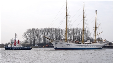 Das Marine-Segelschulschiff «Gorch Fock» wird von Schleppern aus der Lürssen-Werft gezogen. 