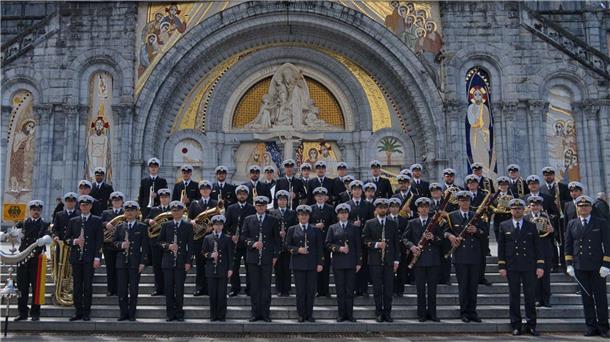 Marinekorps bringt weihnachtliche Stimmung in die Christuskirche Das Marinemusikkorps Wilhelmshaven ist ein gern gesehener Gast bei Wohltätigkeitskonzerten. Musiker in Marineuniformen auf einer Treppe vor einem Kirchenportal.