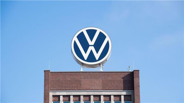 VW arbeitet Auftragsstau ab - Neugeschäft schwächelt Das Markenhochhaus von Volkswagen auf dem Gelände des Autokonzerns in Wolfsburg.