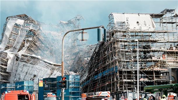 Nach Einsturz in Kopenhagen: Vorsichtige Rettungsversuche Das Mauerwerk der ausgebrannten Hälfte der historischen Börse in Kopenhagen ist eingestürzt.