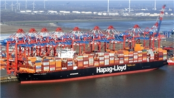 Blick aus der Luft auf das Megamax-Containerschiff „Damietta Express“, das erstmals am Jade-Weser-Port in Wilhelmshaven anlegt. Der Containerterminal in Wilhelmshaven ist damit erstmals für Schiffe dieser Größe direkt erreichbar.