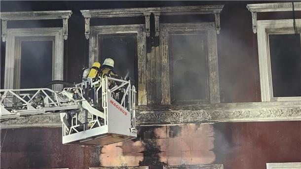 Explosion in Essener Wohnhaus: Ursache noch unklar Das Mehrfamilienhaus in Essen stand nach der Explosion in Flammen.