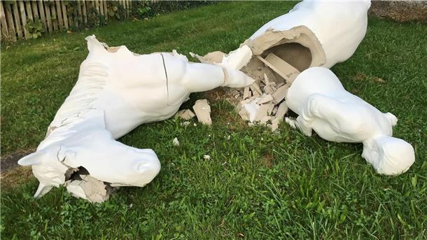 Merkels Beton-Reiterstandbild zusammengebrochen Das Merkel-Reiterstandbild von Künstler Wilhelm Koch in Etsdorf ist auseinandergebrochen.