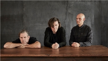 Das Michael Wollny Trio mit Tim Lefebvre (l-r), Michael Wollny und Eric Schaefer legt „Ghosts“ vor.