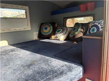 Das Mini-Wohnmobil (Piaggio Ape) von innen.