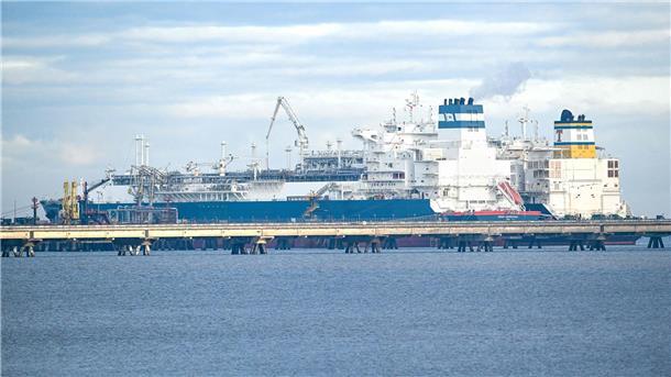 Das mit verflüssigtem Erdgas beladene Tankschiff „Maria Energy“ (rechts) liegt am schwimmenden Terminal, dem Spezialschiff „Höegh Esperanza“.