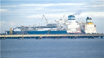 Das mit verflüssigtem Erdgas beladene Tankschiff „Maria Energy“ (rechts) liegt am schwimmenden Terminal, dem Spezialschiff „Höegh Esperanza“.
